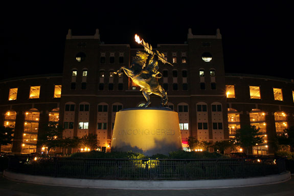 Photo of the Unconquered statue